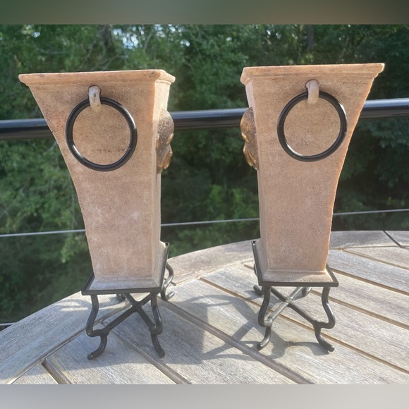 2 Cracked beige pedestal planters with gold gold monkey face - Picture 2 of 9